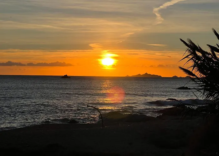 Cabanon Sur La Plage Vue Sur Les Sanguinaires